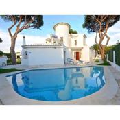 Villa in typical Portuguese style quiet area of Vilamoura with private pool