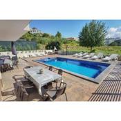 Villa La Famiglia with private heated pool