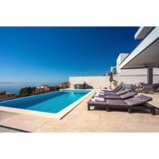 Villa Nano, 4 bedrooms, jacuzzi, heated pool, sea views, pebble beach 850m