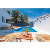 Villa Star 4 a centrally located ap. with a pool