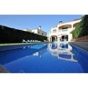 Villa with private pool and garden closed to beach