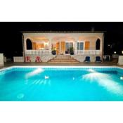 Villa with private swimming pool 20 min from beach