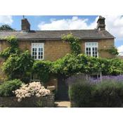 Wisteria Cottage, 5 star location, Cotswolds